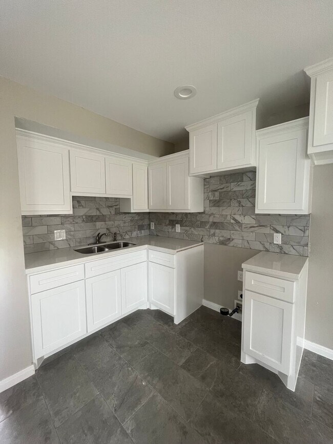 Foto del edificio - Beautifully Renovated 2 Bedroom Home for Lease