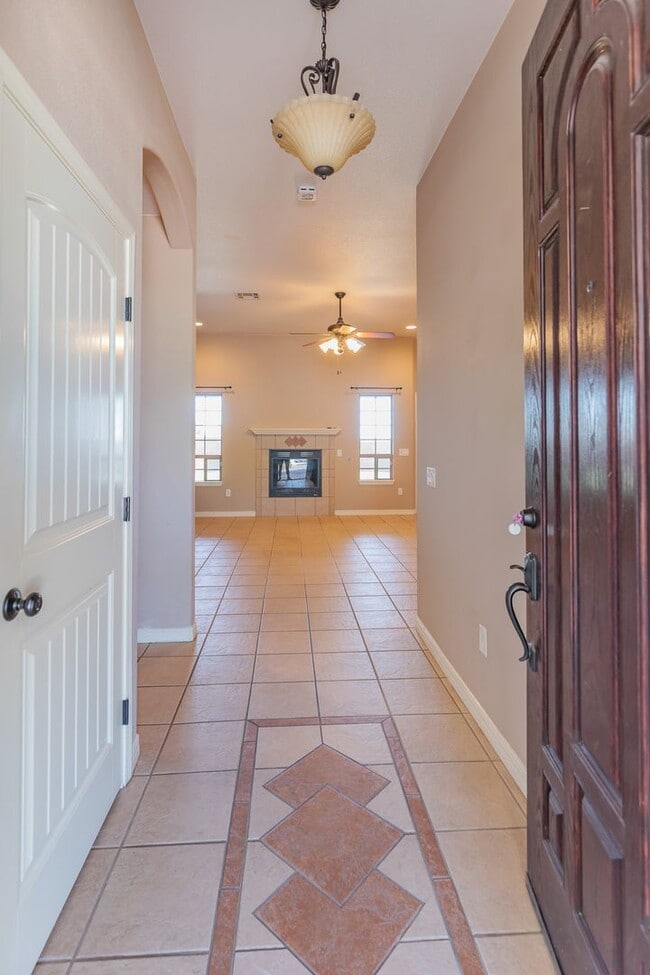 Building Photo - 3 bed 2 bath beautiful home!