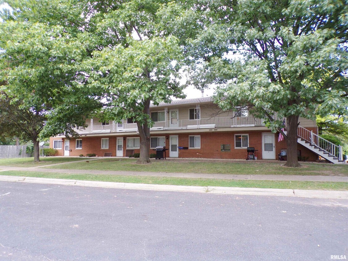 Primary Photo - 805 W Pine Hill Ln