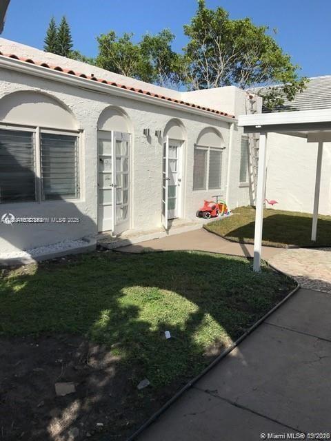Foto principal - 8989 Byron Ave