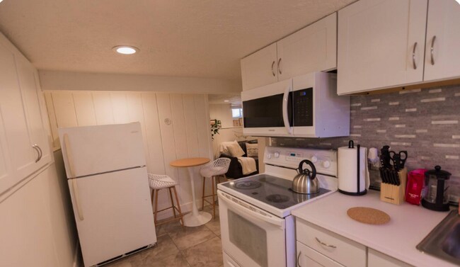 Foto del edificio - 64 Hartwell Ave