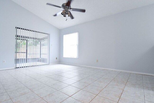 Foto del edificio - 277 Lakebreeze Cir