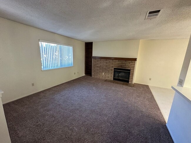 Foto del edificio - 15554 Bear Valley Rd