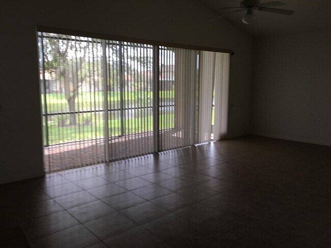 Foto del edificio - 2237 Newport Isles Blvd