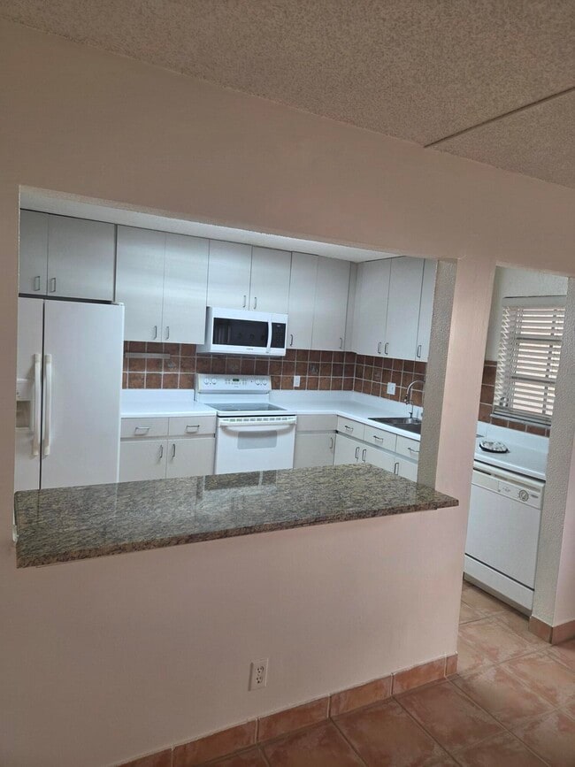 Building Photo - 3062 Riverside Dr