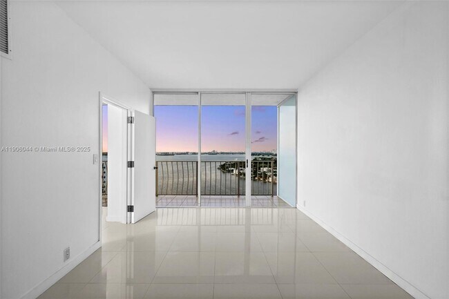 Foto del edificio - 7601 E Treasure Dr