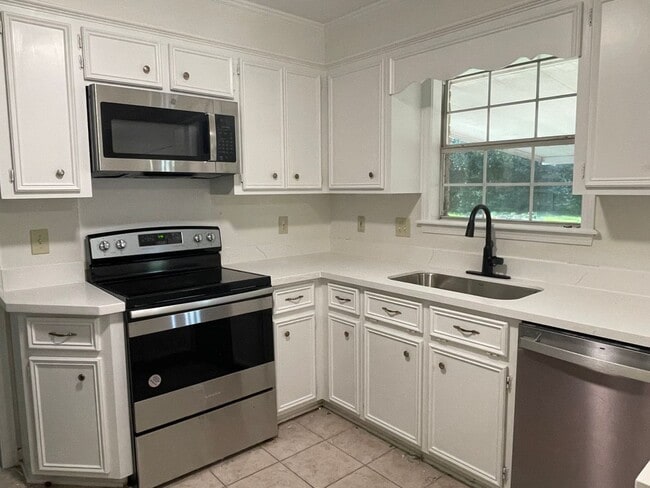 Building Photo - 3/2 for rent in the heart of Madison!