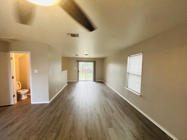 Foto del edificio - Affordable 5 Bedroom Newly Listed