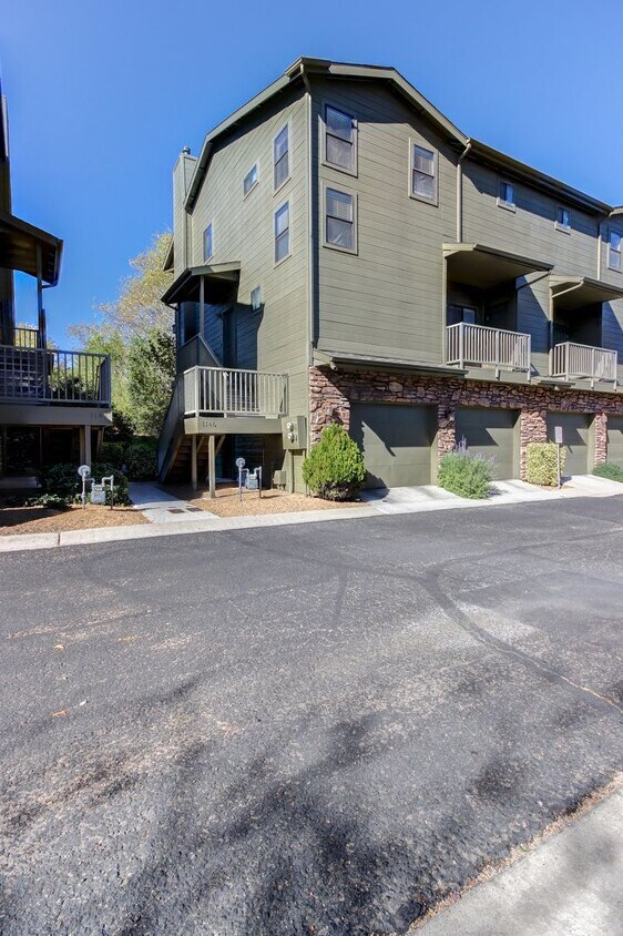 Foto principal - Large 3 Bedroom Townhome in Gated Community