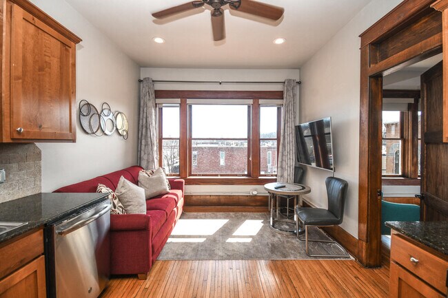 Building Photo - 115 E University St