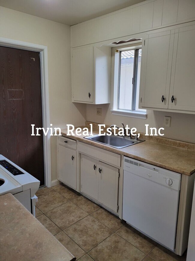 Building Photo - 3 Bedroom and 2 bath duplex