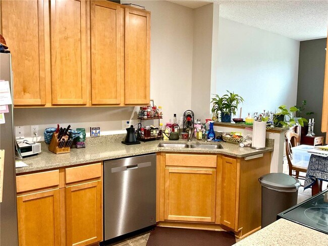 Foto del edificio - 15615 Lilac Dr