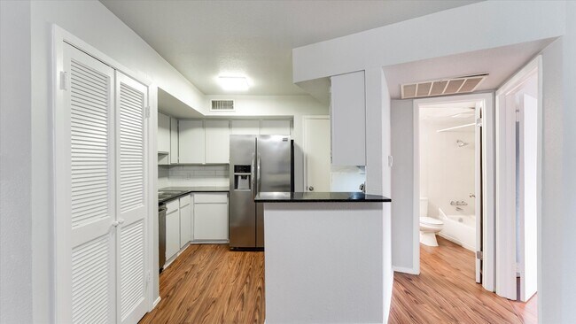 Building Photo - 10811 Richmond Ave.