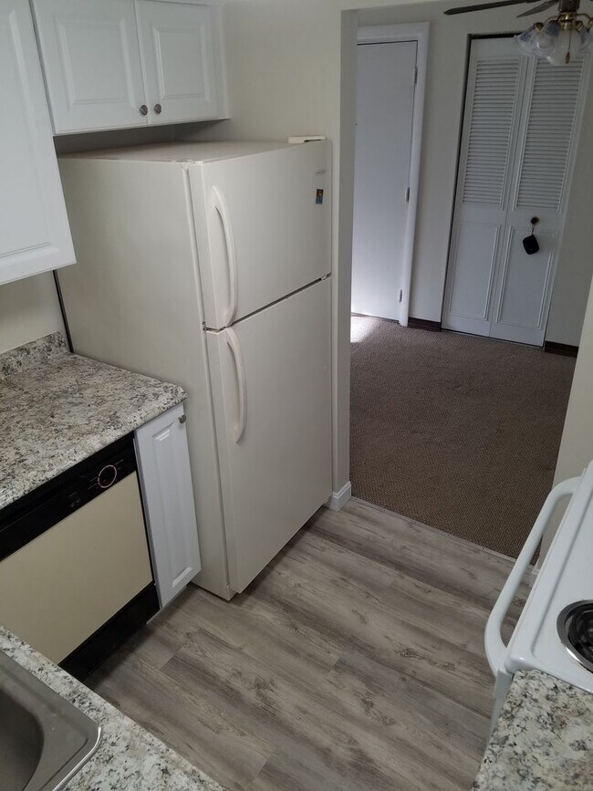 Building Photo - 2 Bedroom 1 Bath Uxbridge. ALL UTILITIES I...