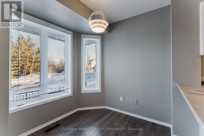 Photo du bâtiment - 292 Cresthaven Dr