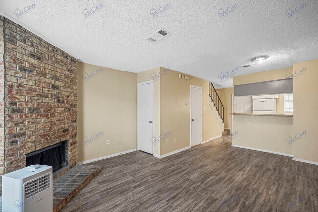 Building Photo - Beautiful 2/1.5 Townhome in Village by the...