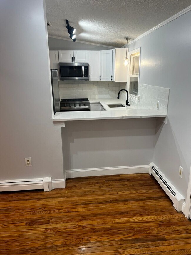 Foto del edificio - 4-Bedroom, 2-Bath Home with Modern Comfort...