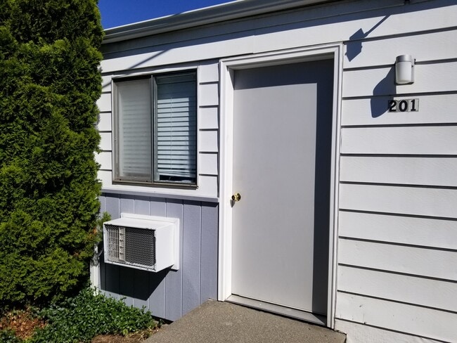 Building Photo - 12 Columbia St