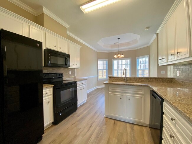 Building Photo - 4858 Somerset Dr
