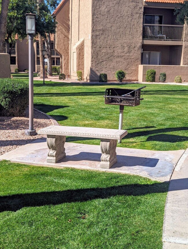 Building Photo - FABULOUS LOCATION*PRIVATE END-UNIT*IN THE ...