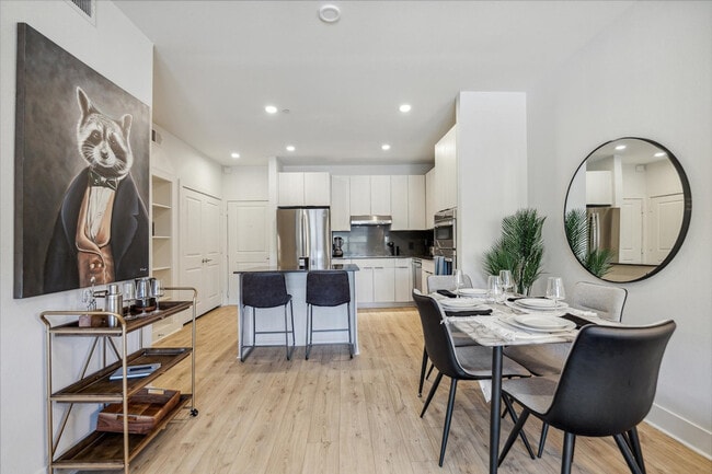 Building Photo - 2137 Pelham Dr