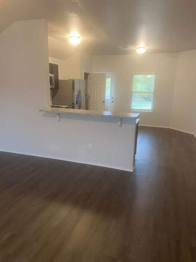 Building Photo - Pre-Leasing Available — Spacious 3-Bedroom, 2-Bath Home in Shadow Valley