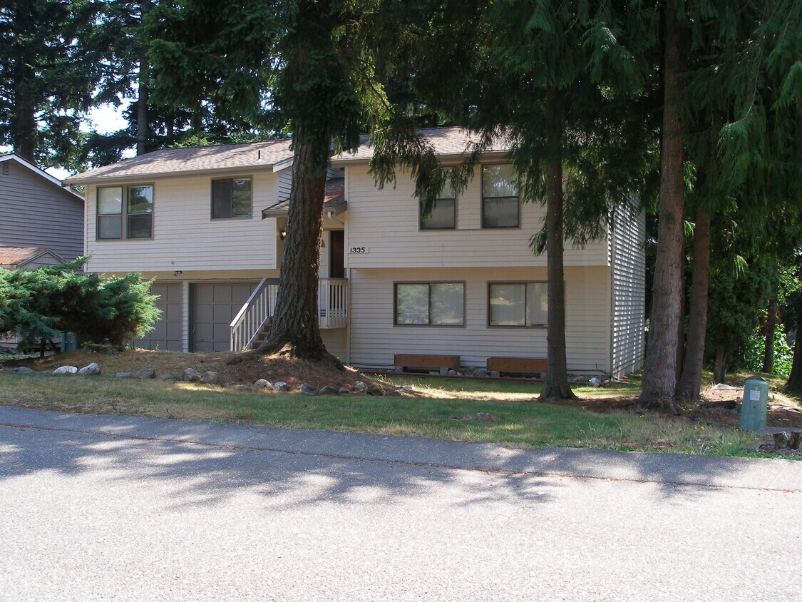 Building Photo - 1335 Sommerset Ct