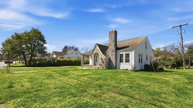 Building Photo - 3 bedroom White Oak home available NOW!