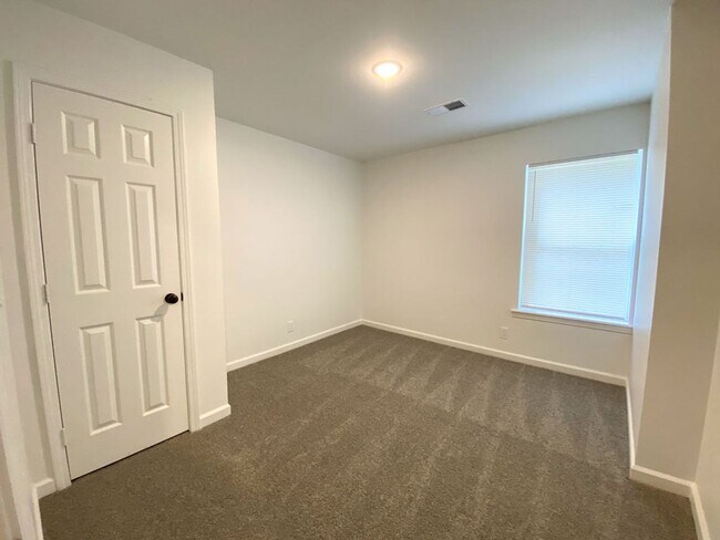 Building Photo - 4 bedroom, 2 bathroom in Southaven recentl...