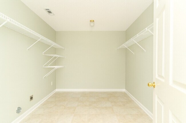 Foto del edificio - 1712 Summerwoods Ln