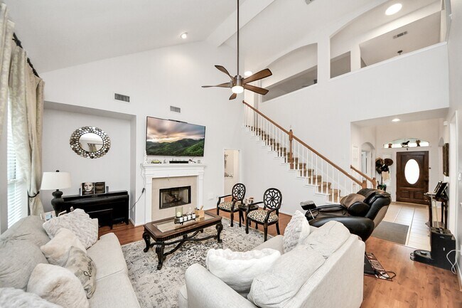 Foto del edificio - 3715 Hawkins Ct