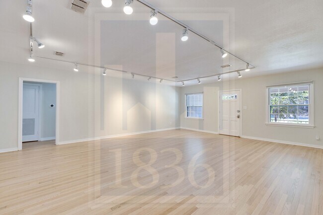 Foto del edificio - 2205 Sharon Ln