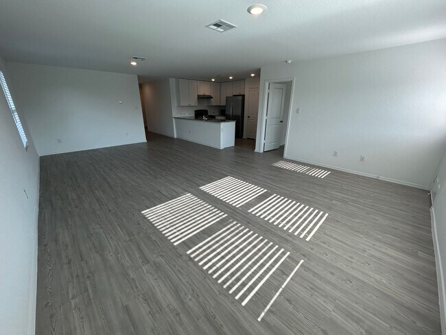 Foto del edificio - *MOVE IN SPECIAL* Modern 4-Bedroom Living with Community Pool Access!