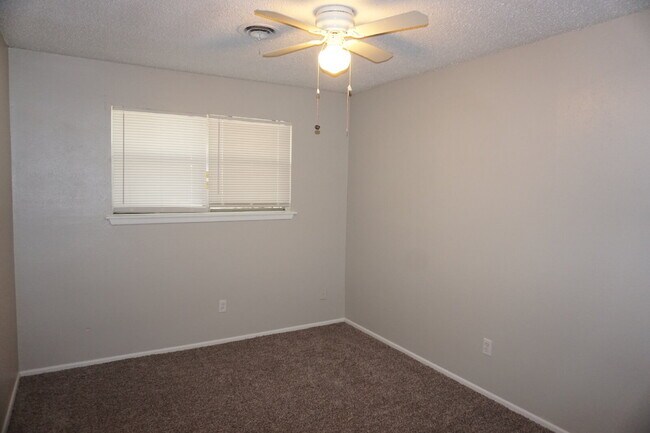 Building Photo - Beautiful House With Close Location To Tak...