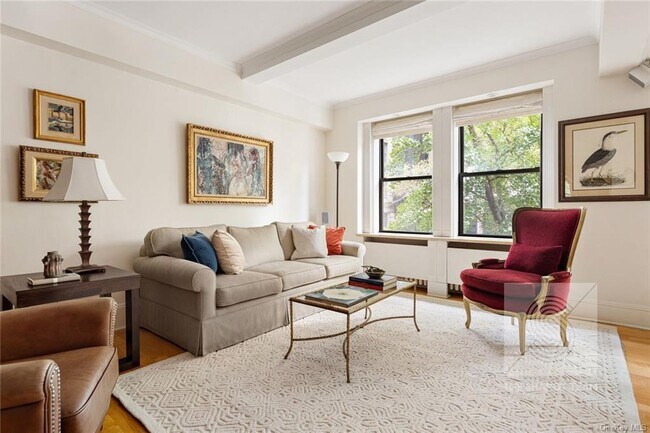 Foto del edificio - 327 West Dr