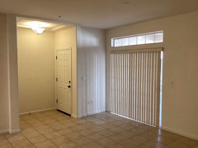 Building Photo - Centrally Located Downstairs Condo in Miss...