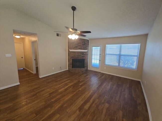 Foto del edificio - 5125 Colonial Dr