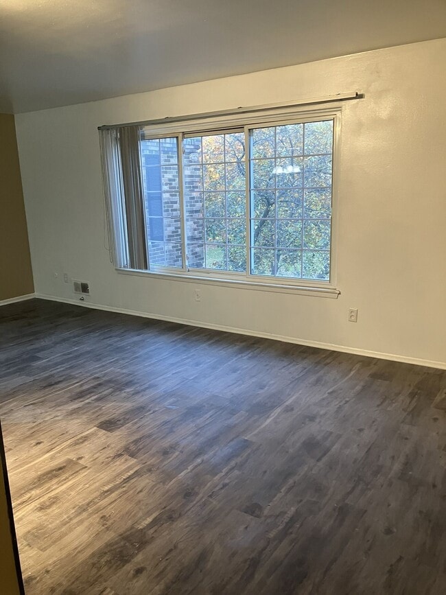 558 E Fox Hills Dr, Bloomfield Township, MI 48304 Condo for Rent in