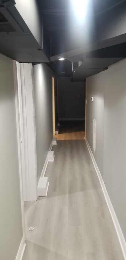 pasillo - 7920 S Manistee Ave