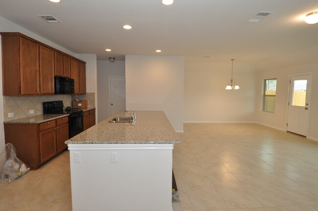 Foto del edificio - Spacious Newer Home For Lease In Canterra ...