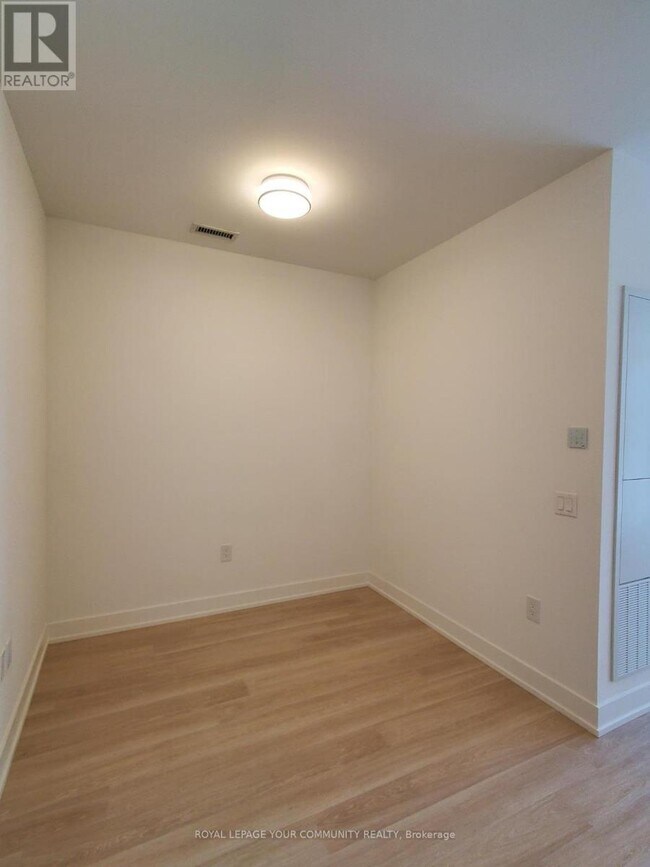 Building Photo - 30 Inn On The Pk Dr