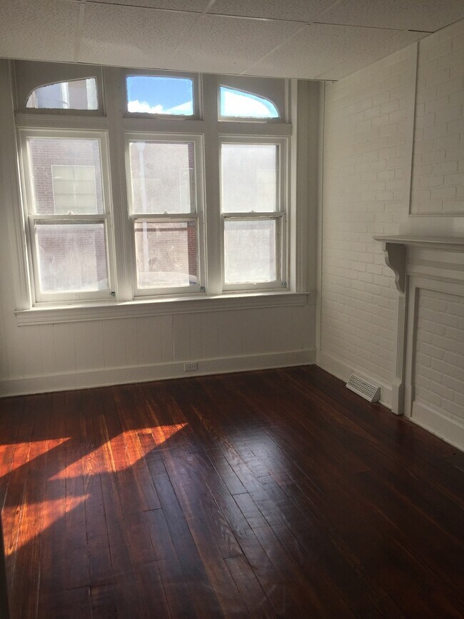 Building Photo - 5 Bedroom Home For Rent! York City SD