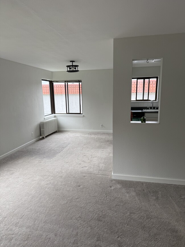 Dining room - 2450 Dexter Ave N