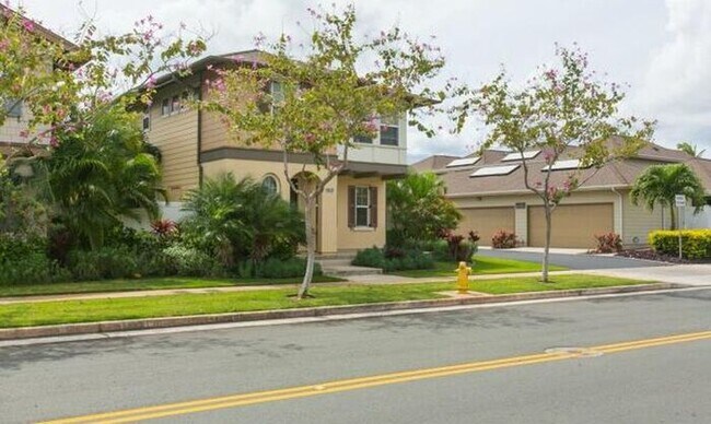 Building Photo - Pet-Friendly Spacious Solar-Powered Home i...