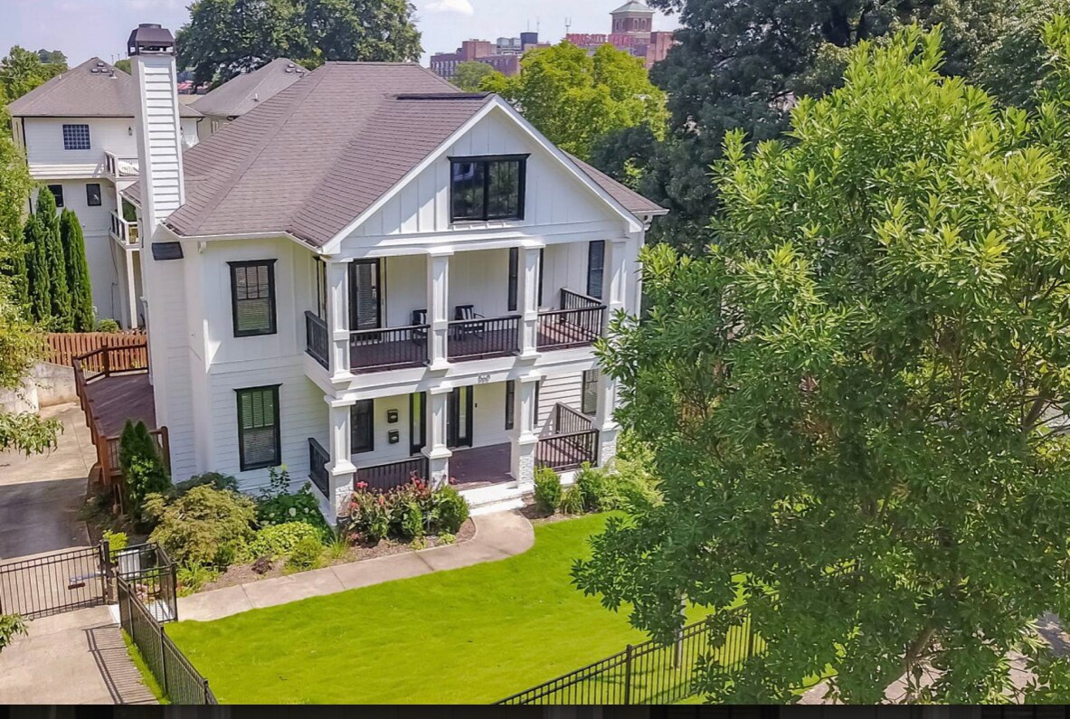 Aerial front view - 560 Morgan St NE