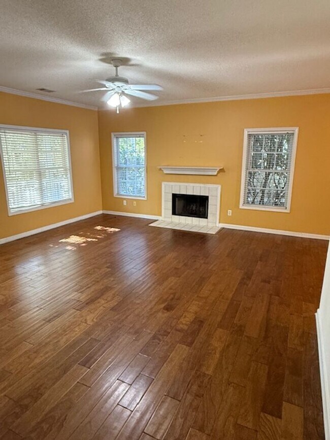 Building Photo - Freshly painted single story in popular We...