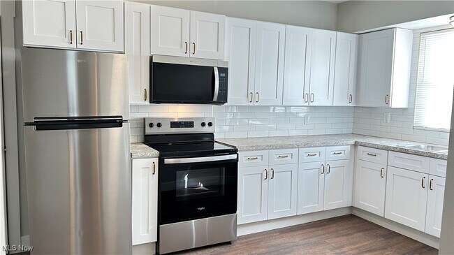 Foto del edificio - 3303 Mapledale Ave