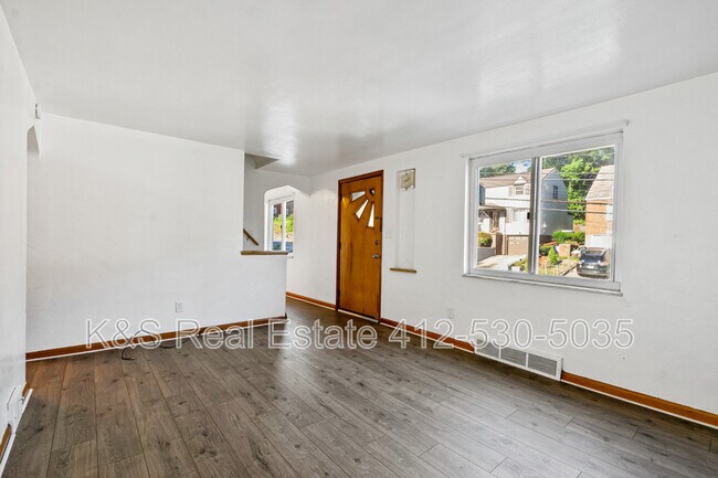 Photo - 823 Hartman St House