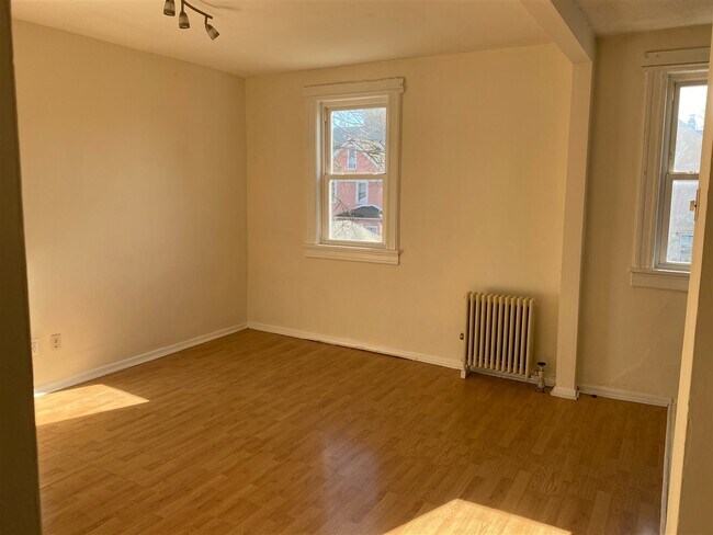 Building Photo - 407 78th St