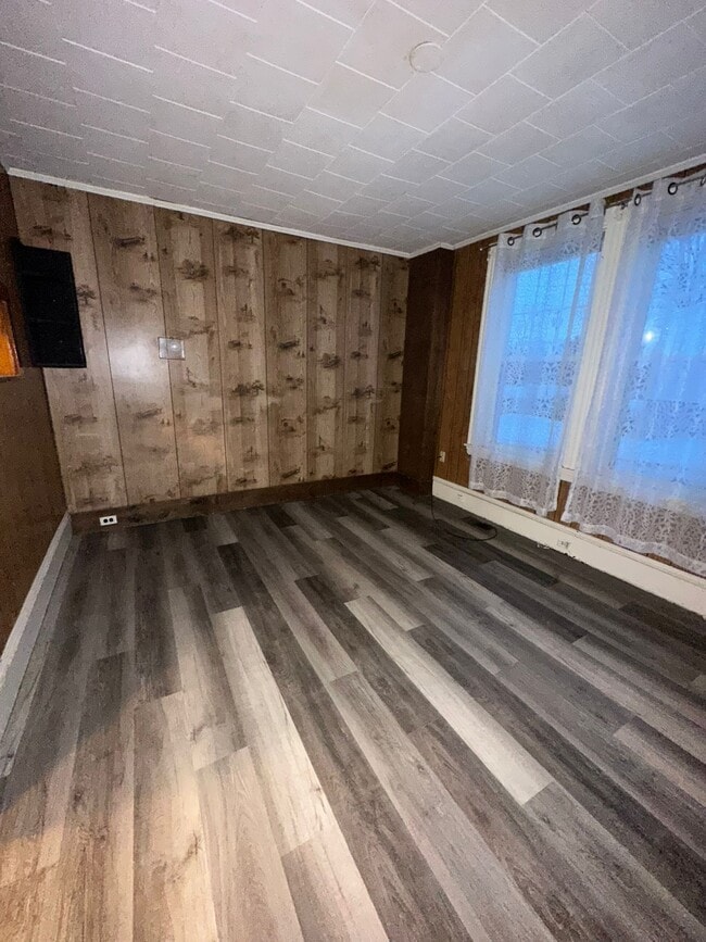 Building Photo - 640 Main Rd N